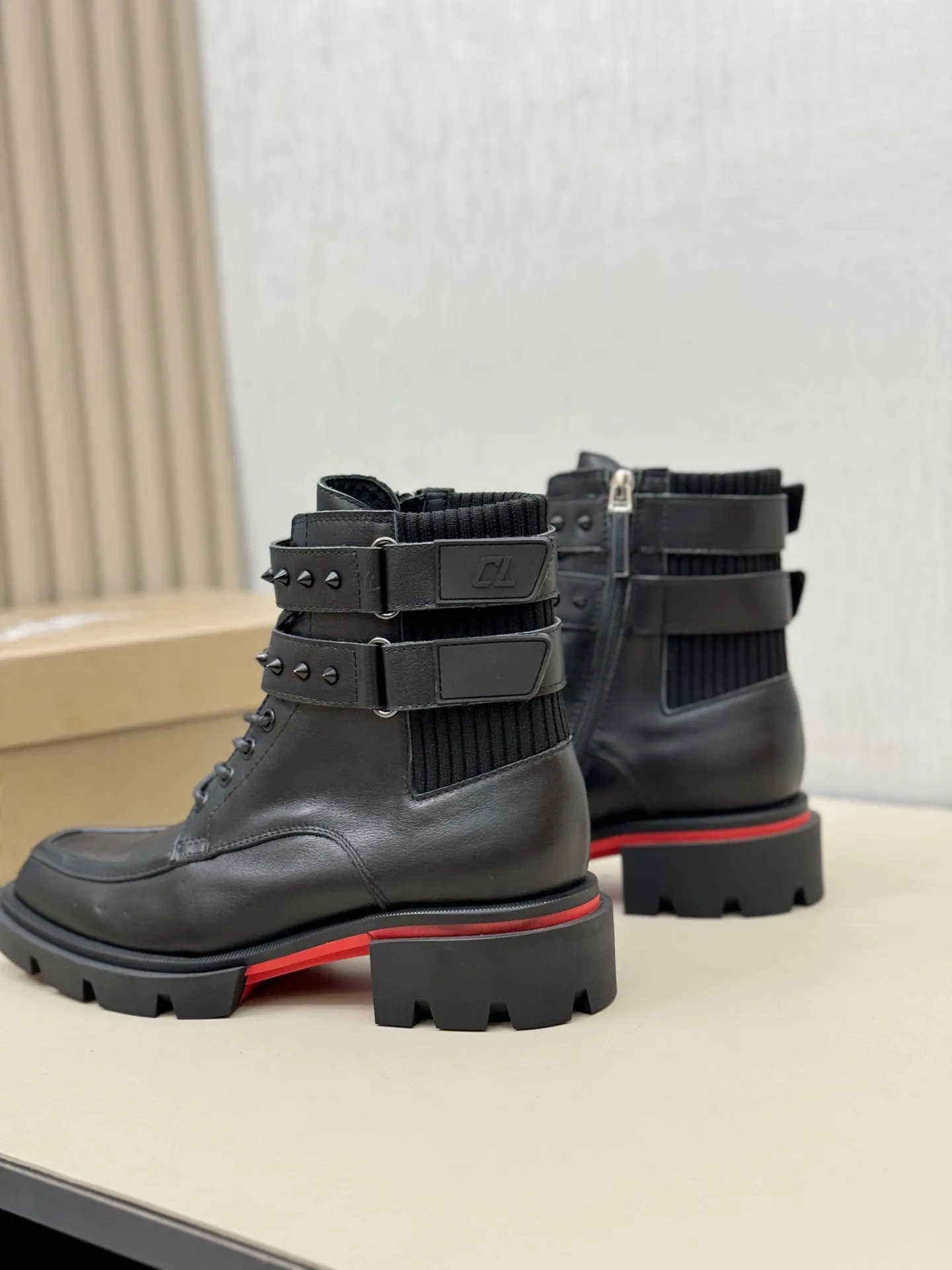 [CL～High-end men’s red-soled shoes] Top P: 940💰. Size: 39-44 (38.45.46 can be customized) 🆑Top original purchase agent Imported open-edge bead fabric and water-dyed cowhide inside 🉑️ Imported TPU rubber sole, wear-resistant and non-slip, full of European style.